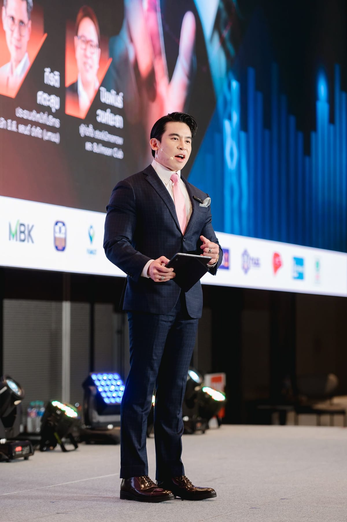 Dr. NUTTAPONG NAMSIRIKUL (POP) ครูพี่ป๊อป ดร. ณัฐพงศ์ นำศิริกุล Highlight TNN ก้าวสู่ปีที่ 16 ทันโลก ทันเศรษฐกิจ ทันทุกความจริง